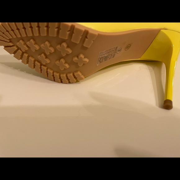 Banana Yellow Pointed Toe Stiletto High Heel Pumps - Picture 5 of 5